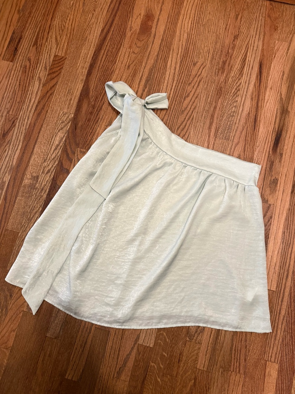 entro One-Shoulder Bow Top in Light Seafoam Green